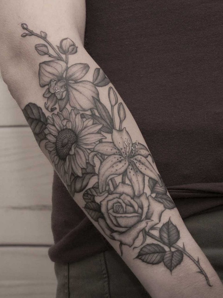 Tatuaje botánico de flores realizado por Aitor Irimia en Madrid