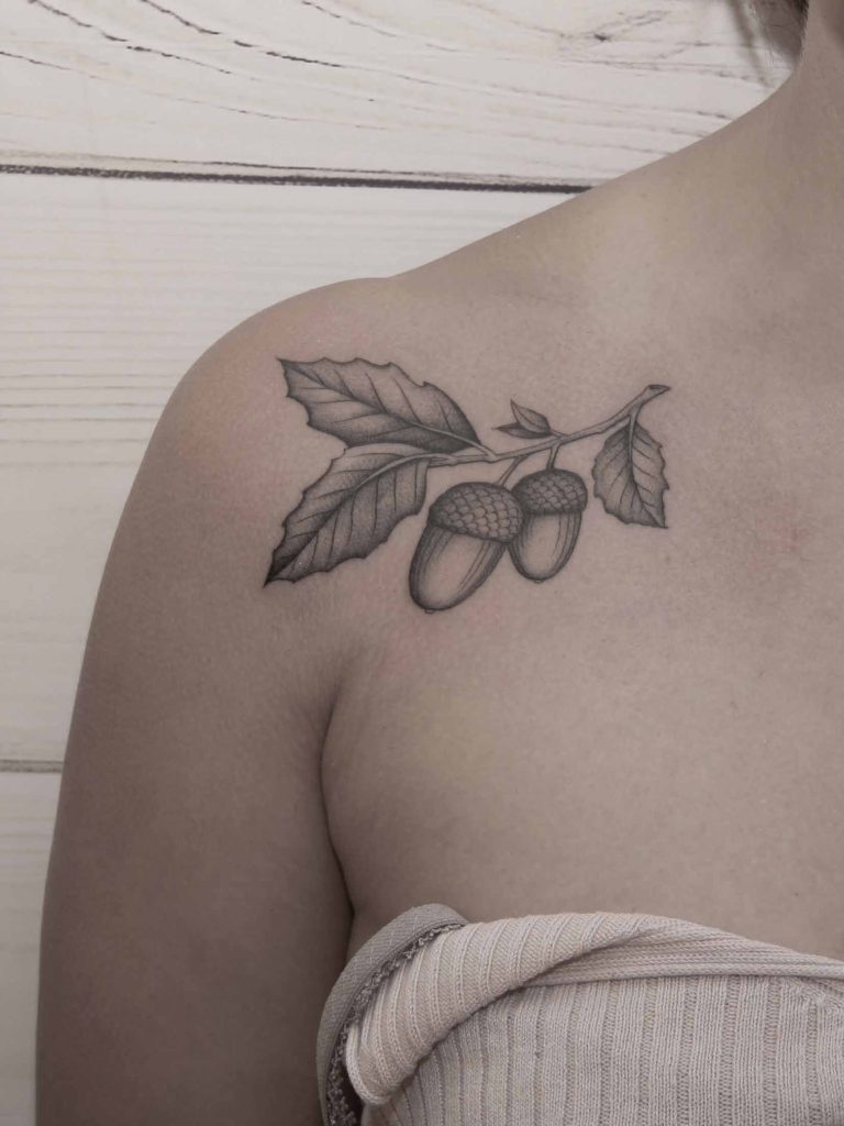 Tatuaje botánico de bellotas realizado por Aitor Irimia en Madrid