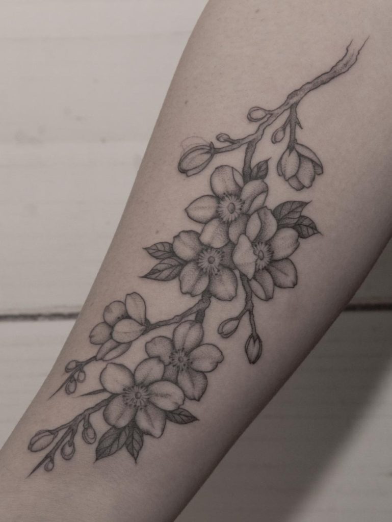 Tatuaje botánico de cerezos realizado por Aitor Irimia en Madrid