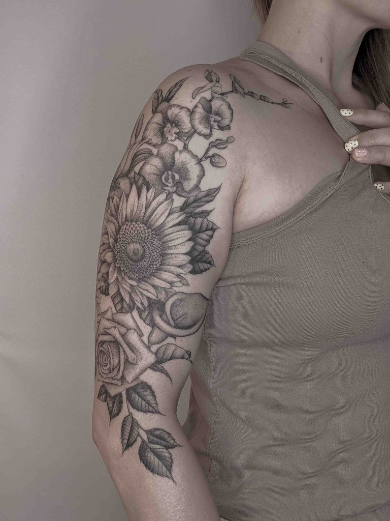 Tatuaje botánico de flores realizado por Aitor Irimia en Madrid