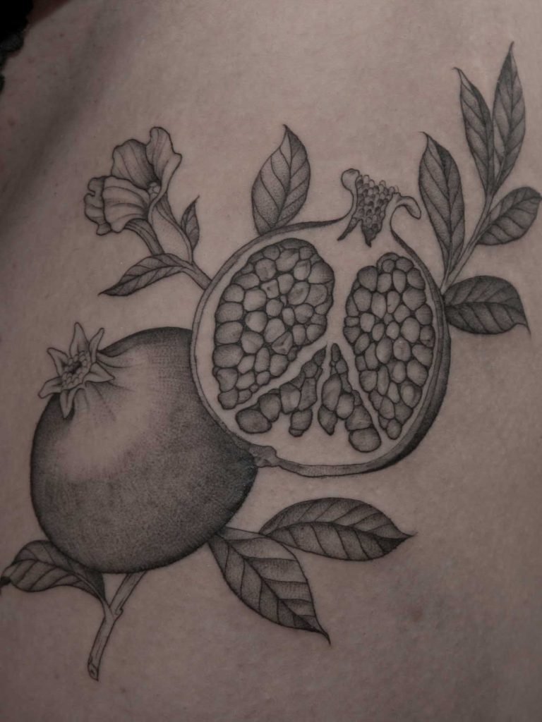 Tatuaje botánico de linea fina realizado por Aitor Irimia en Madrid