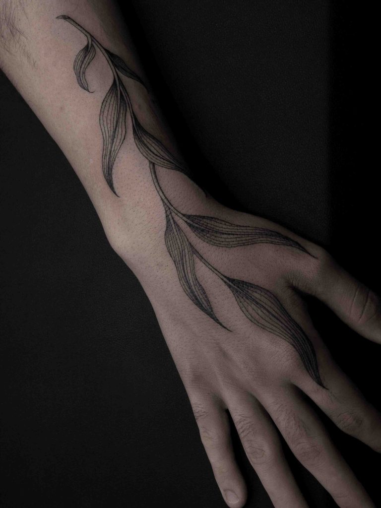 Tatuaje botánico de hojas realizado por Aitor Irimia en Madrid