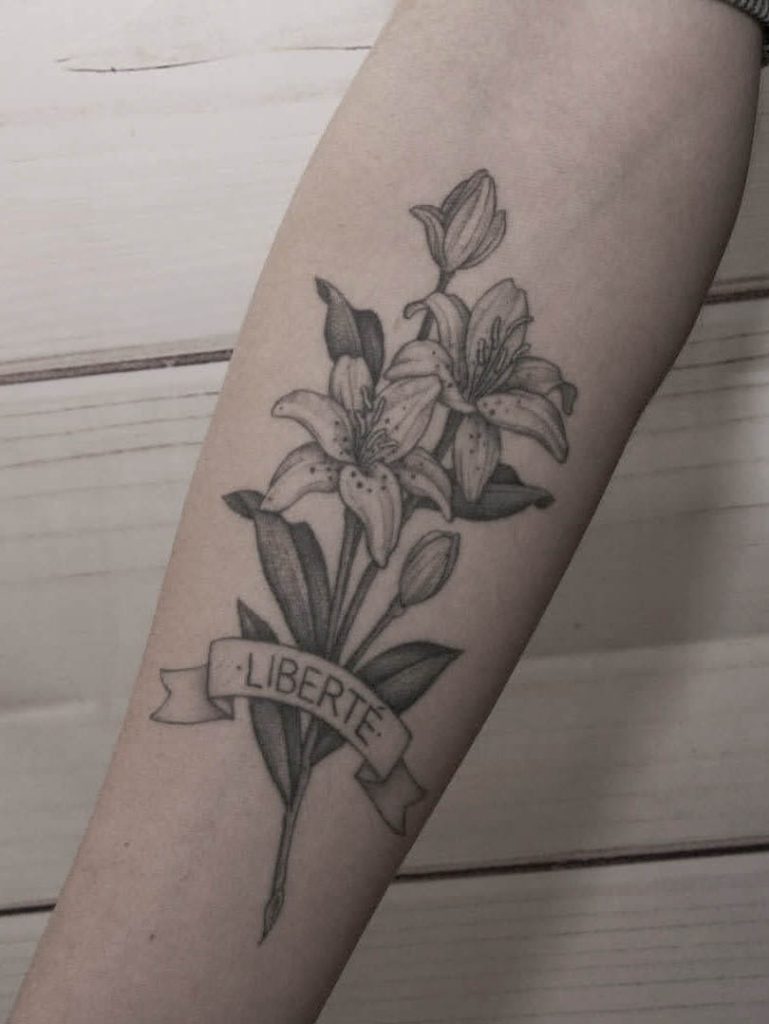 Tatuaje botánico de lirios realizado por Aitor Irimia en Madrid