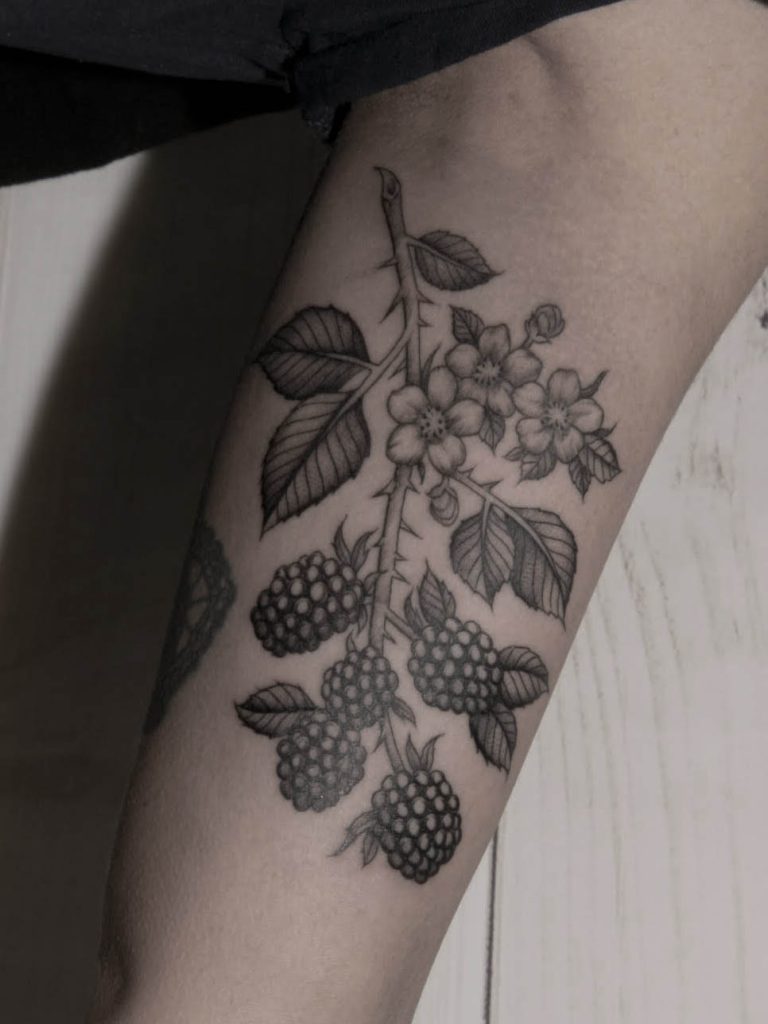 Tatuaje botánico de moras realizado por Aitor Irimia en Madrid