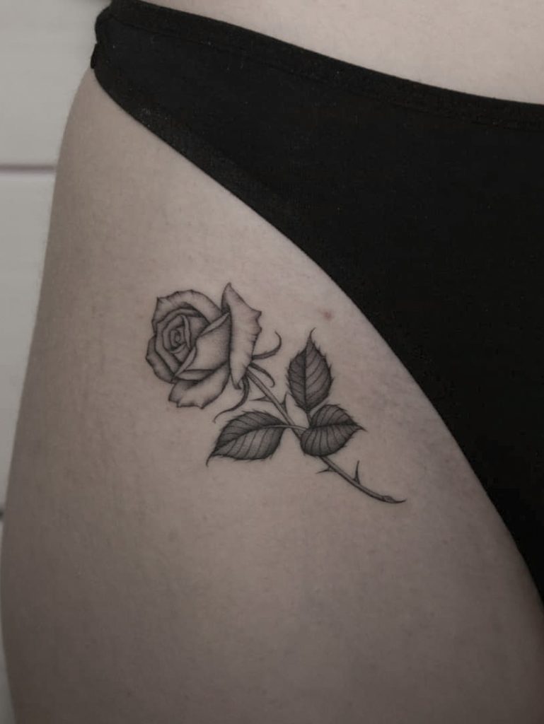 Tatuaje botánico de rosas realizado por Aitor Irimia en Madrid