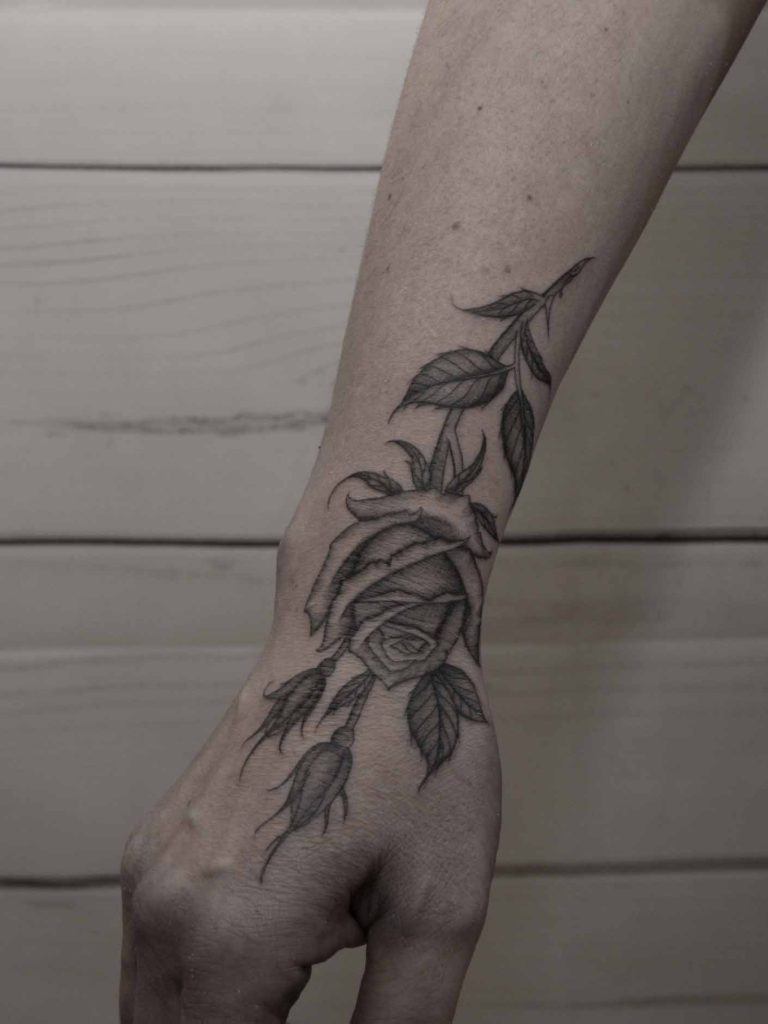 Tatuaje botánico de rosas realizado por Aitor Irimia en Madrid