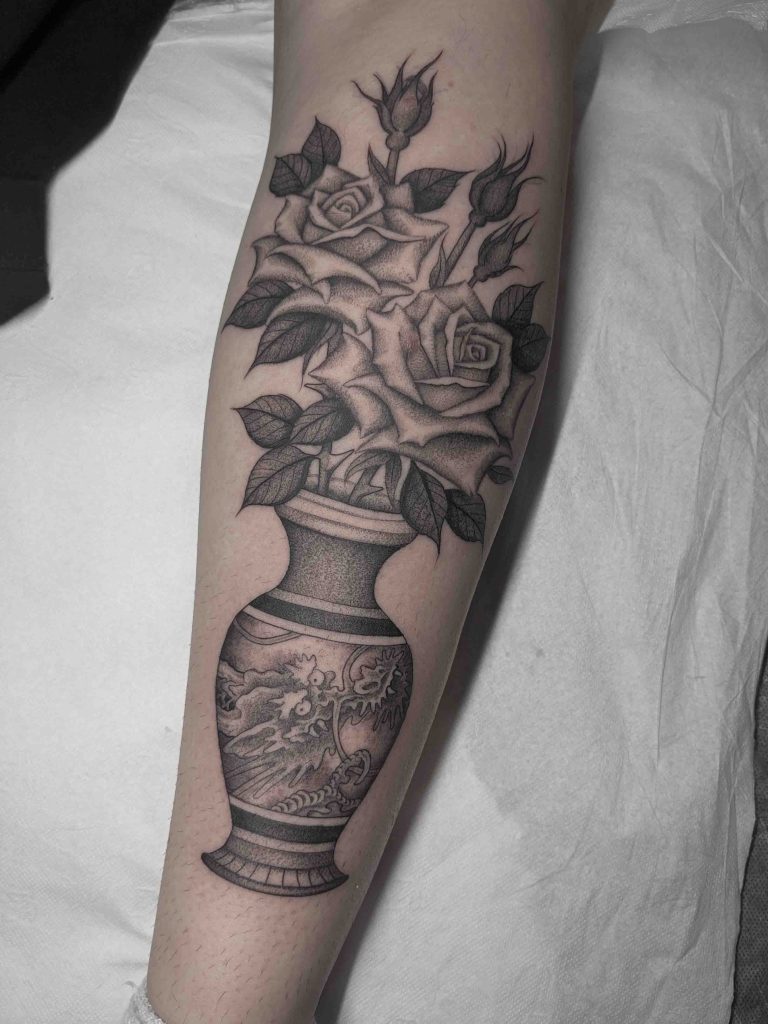 Tatuaje botánico de flores realizado por Aitor Irimia en Madrid