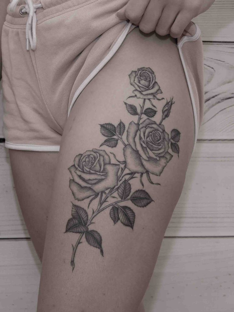 Tatuaje botánico de rosas realizado por Aitor Irimia en Madrid