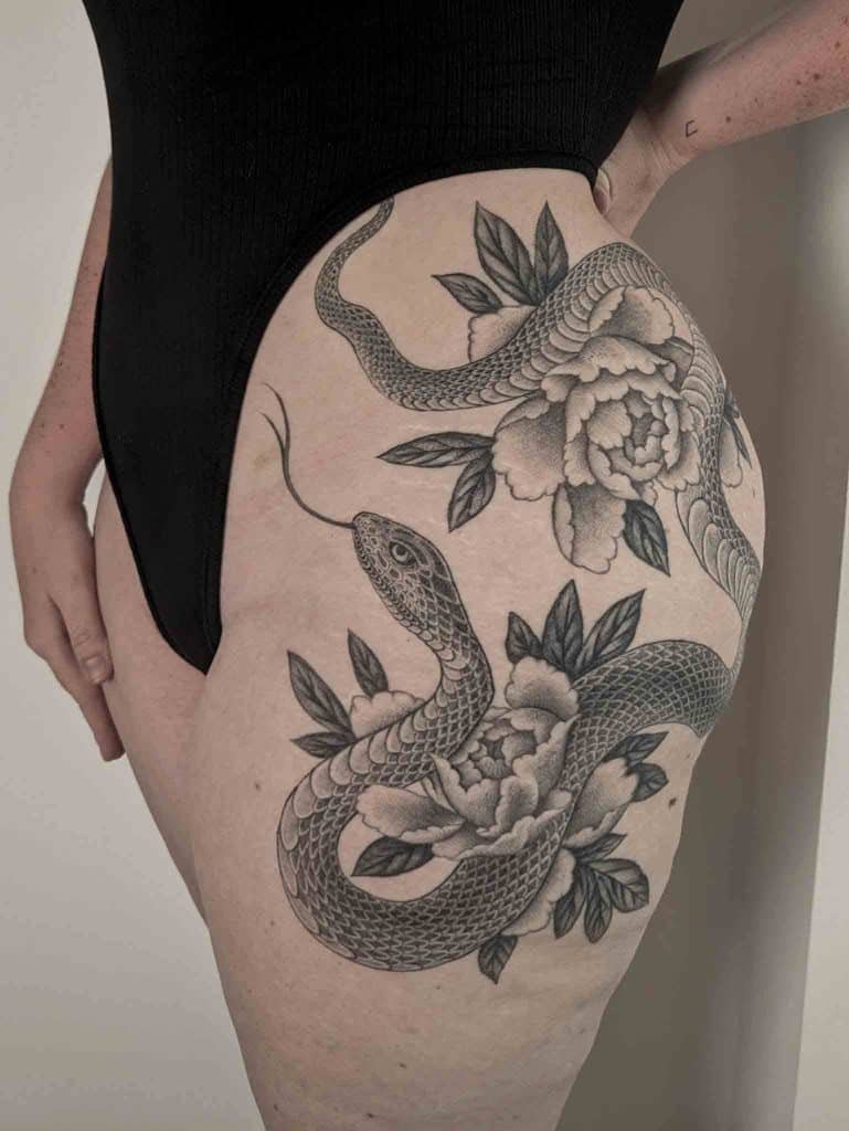 tatuaje de serpiente y peonias japones