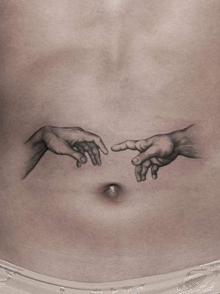 tatuaje de las manos de la creacion realizado a puntillismo  en madrid