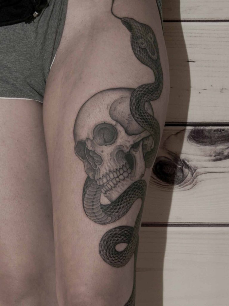 tatuaje pierna completa de serpiente y calavera