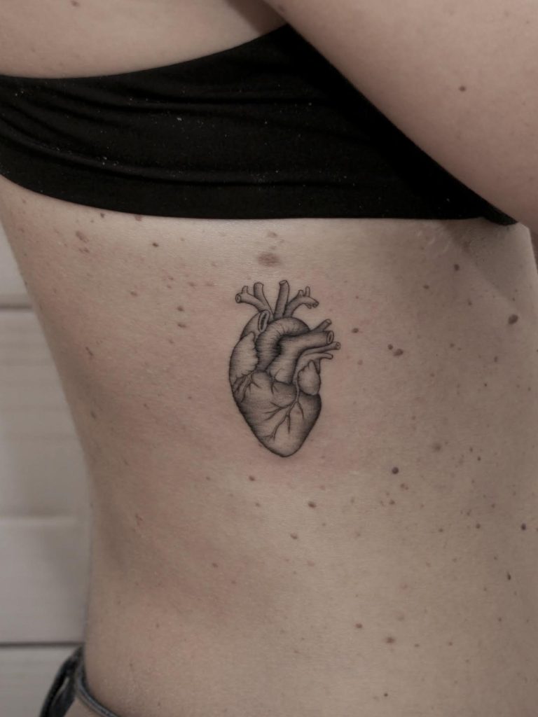 tatuaje de corazon antomico realizado en madrid por aitor irimia