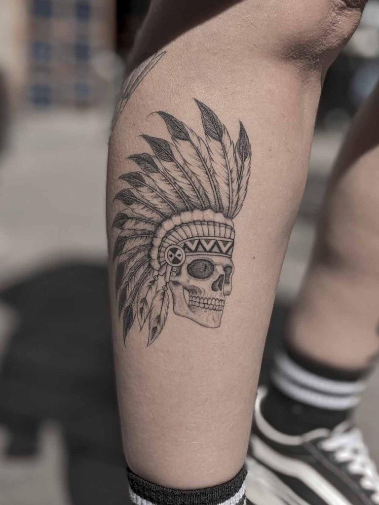 tatuaje de una calavera con penacho de nativo americano