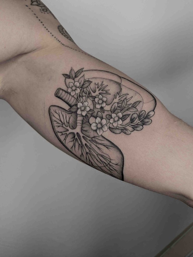 tatuaje de un pulmon anatomico de linea fina
