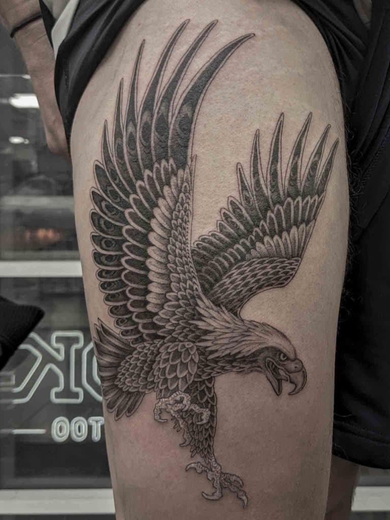 tatuaje de aguila clasica fine line