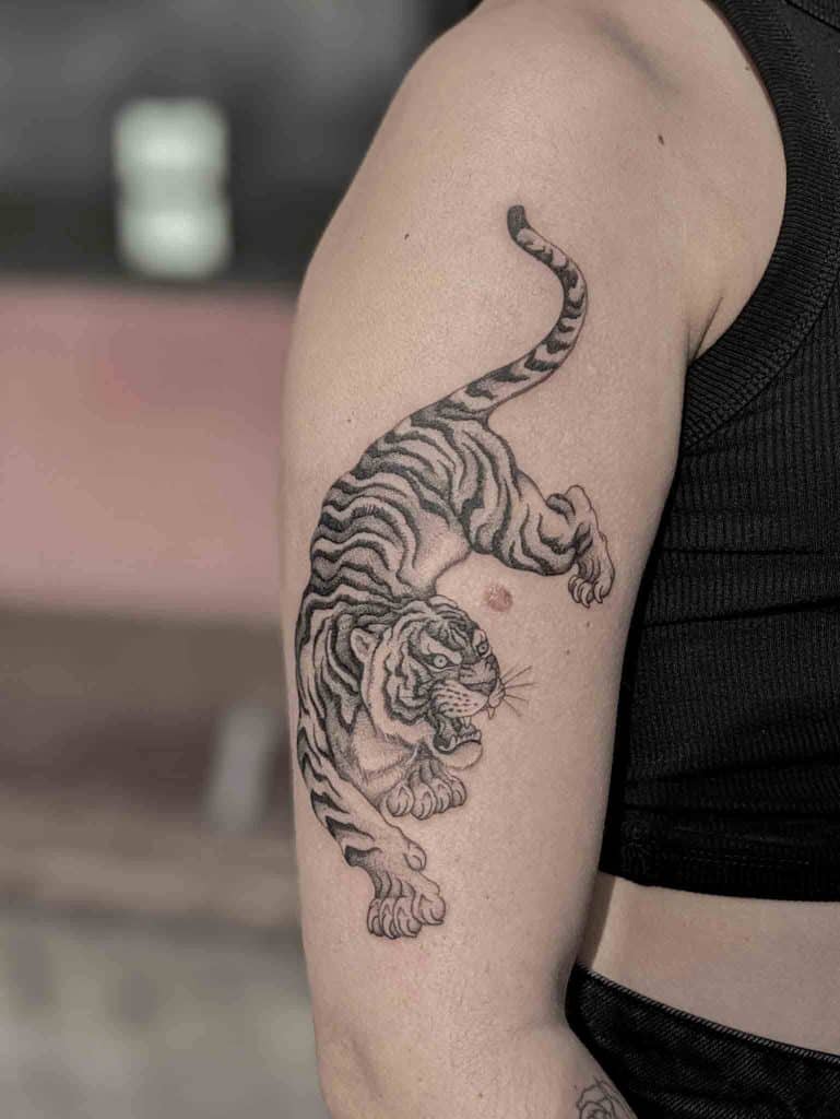 tatuaje de tigre fine line en madrid