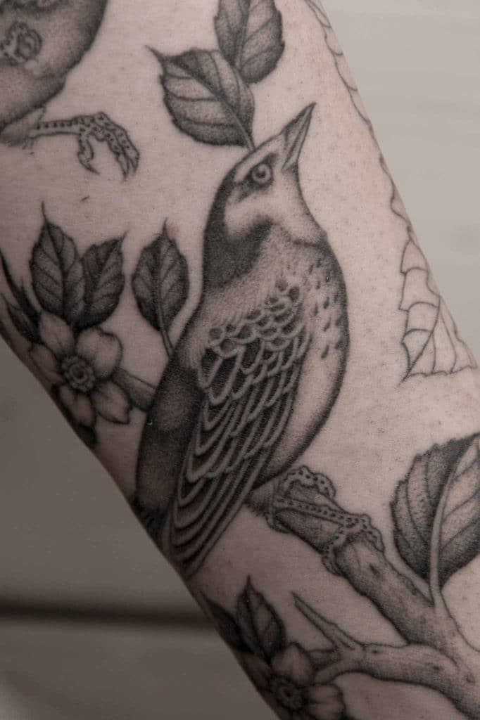 tatuaje de pajaro fine line
