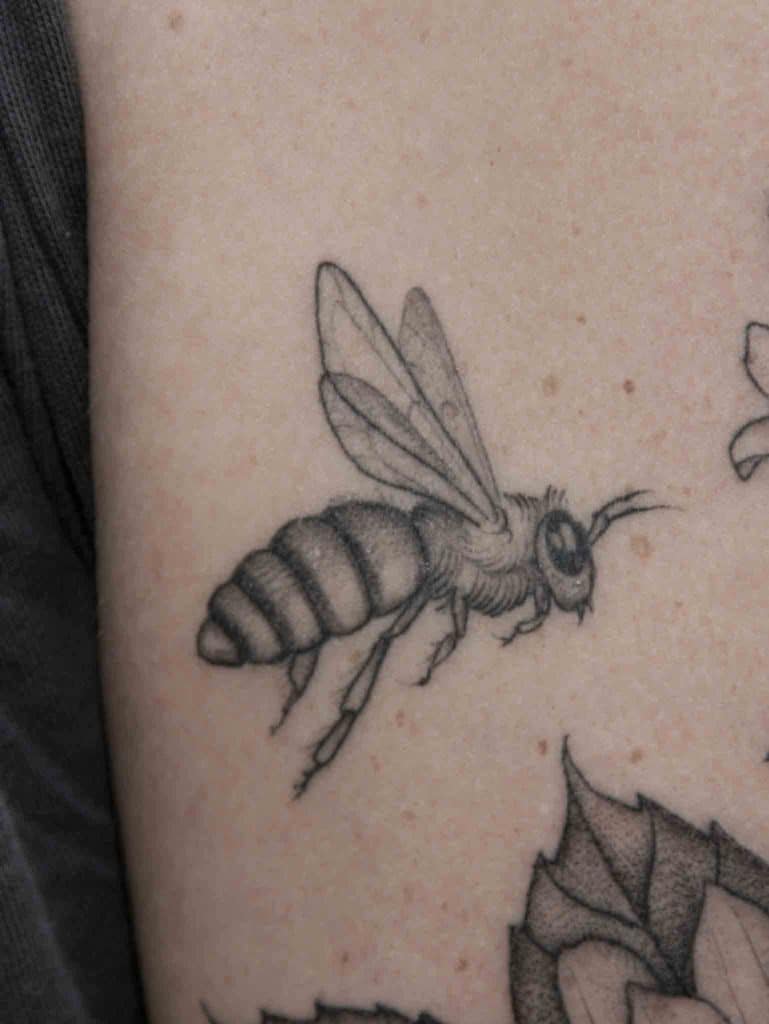 tatuaje de abeja fine line