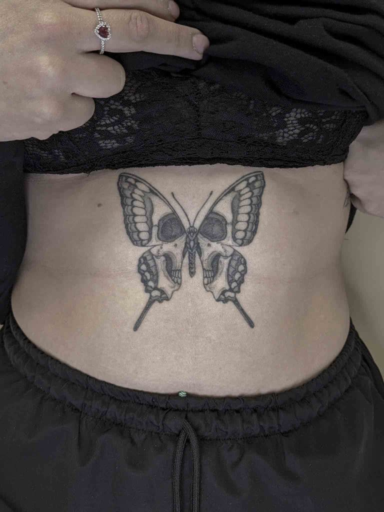 tatuaje de mariposa con calavera