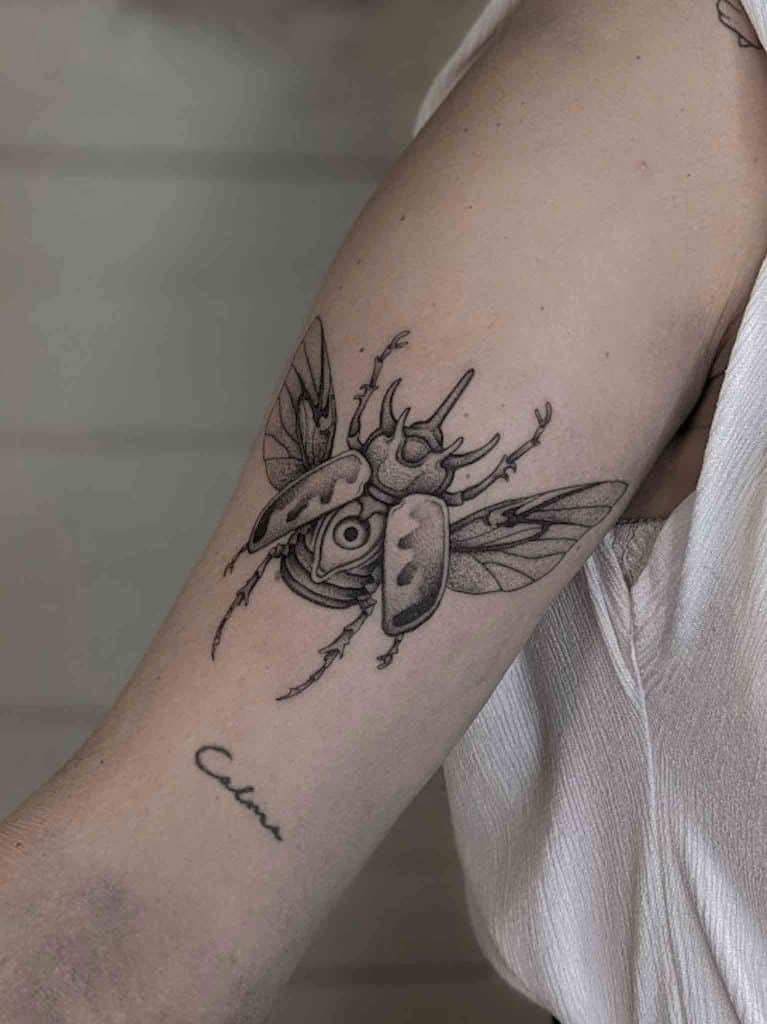 tatuaje fine line de escarabajo