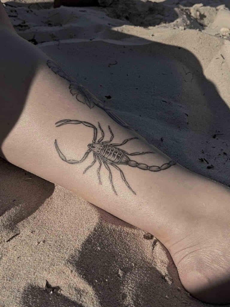 tatuaje linea fina escorpion madrid