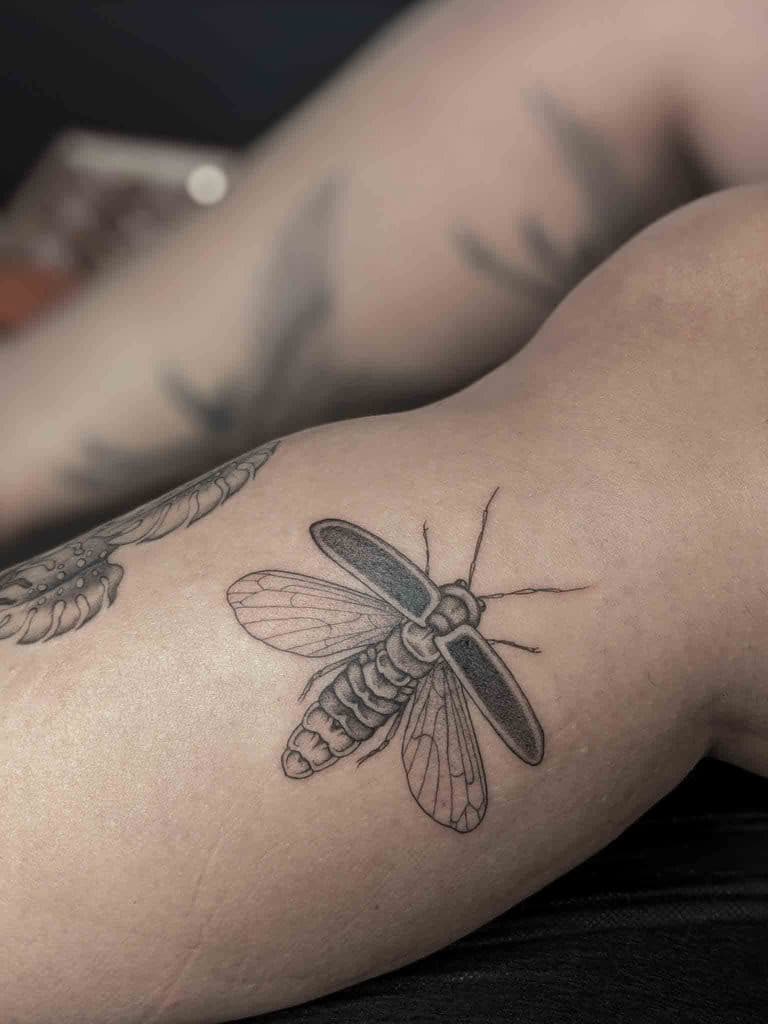 tatuaje de luciernaga